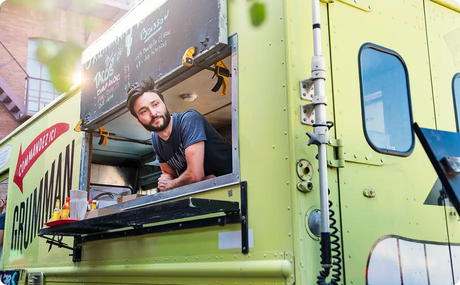 Un homme dans un foodtruck