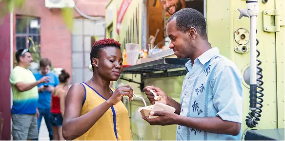 Deux personne qui mangent